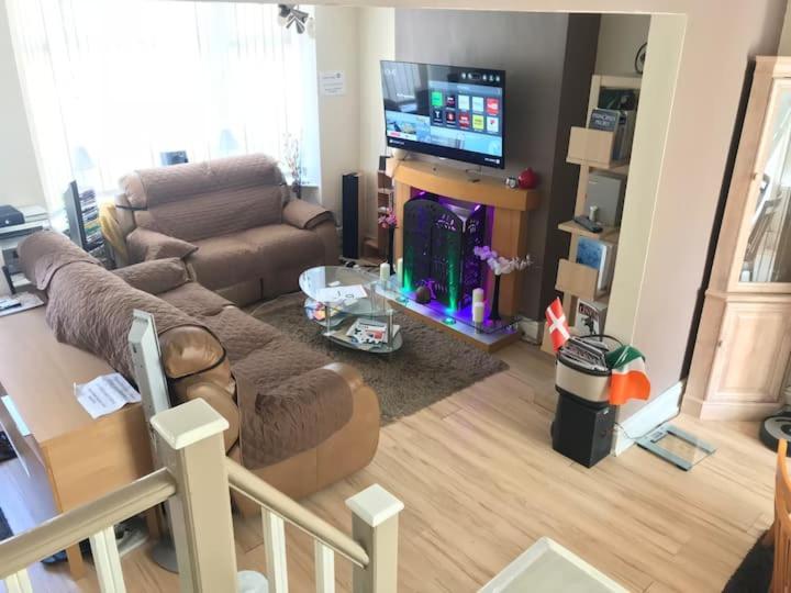Private King En-suite Bedroom Close To Mediacityuk/old Trafford Homestay Manchester