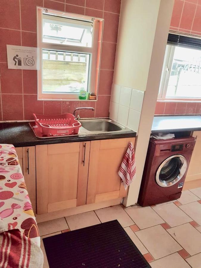 Private King En-suite Bedroom Close To Mediacityuk/old Trafford Homestay Manchester