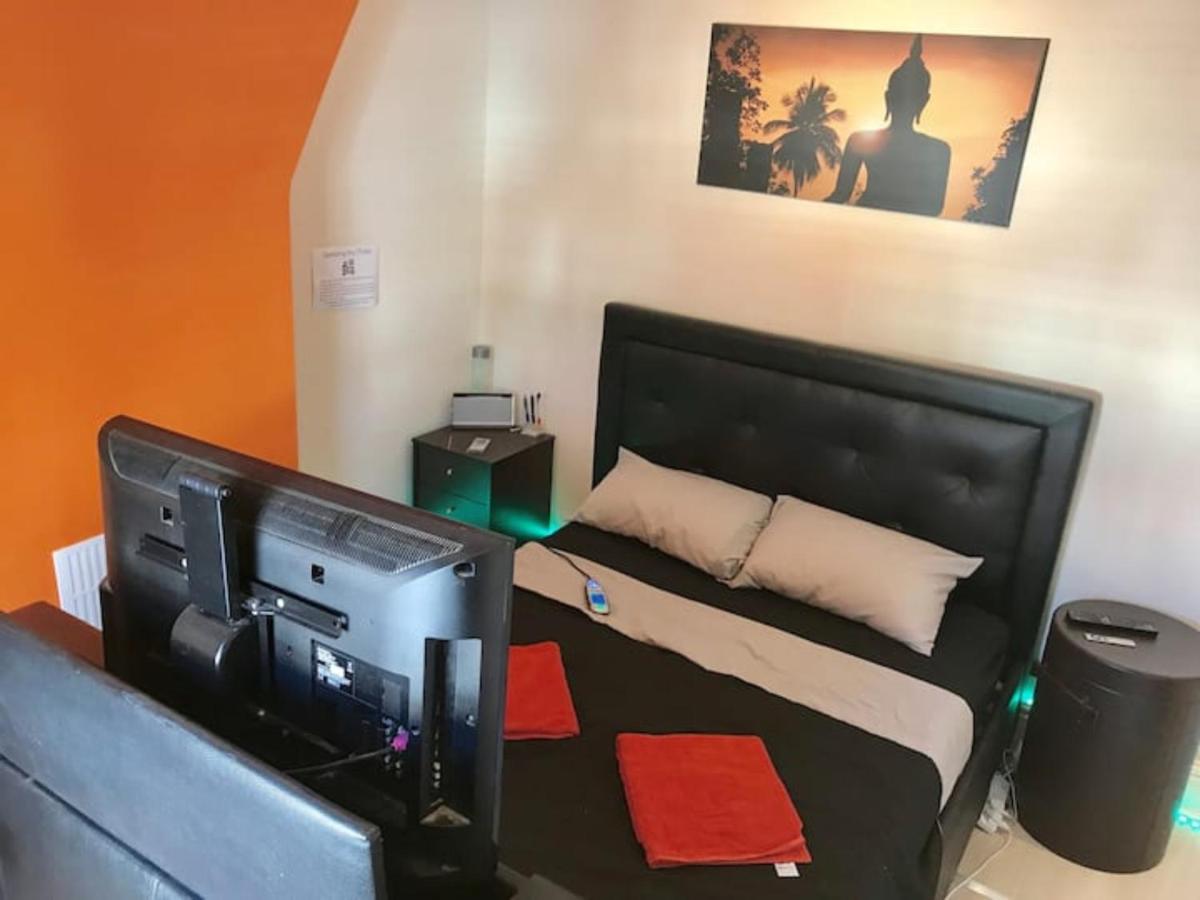 Private King En-suite Bedroom Close To Mediacityuk/old Trafford Homestay Manchester