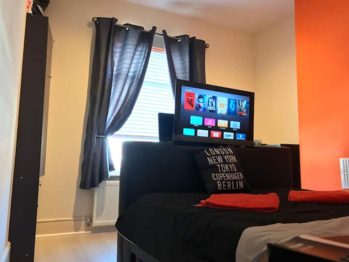Private King En-suite Bedroom Close To Mediacityuk/old Trafford *