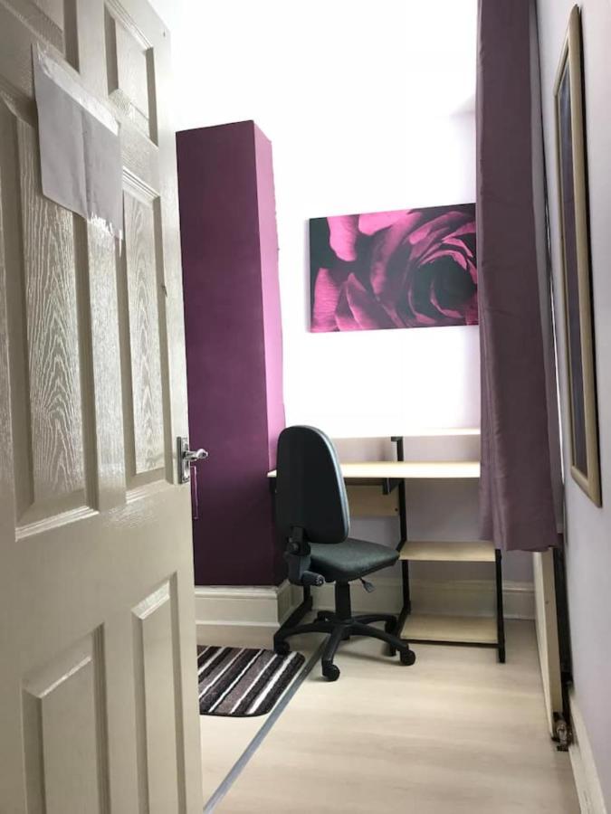 Private King En-suite Bedroom Close To Mediacityuk/old Trafford Homestay *